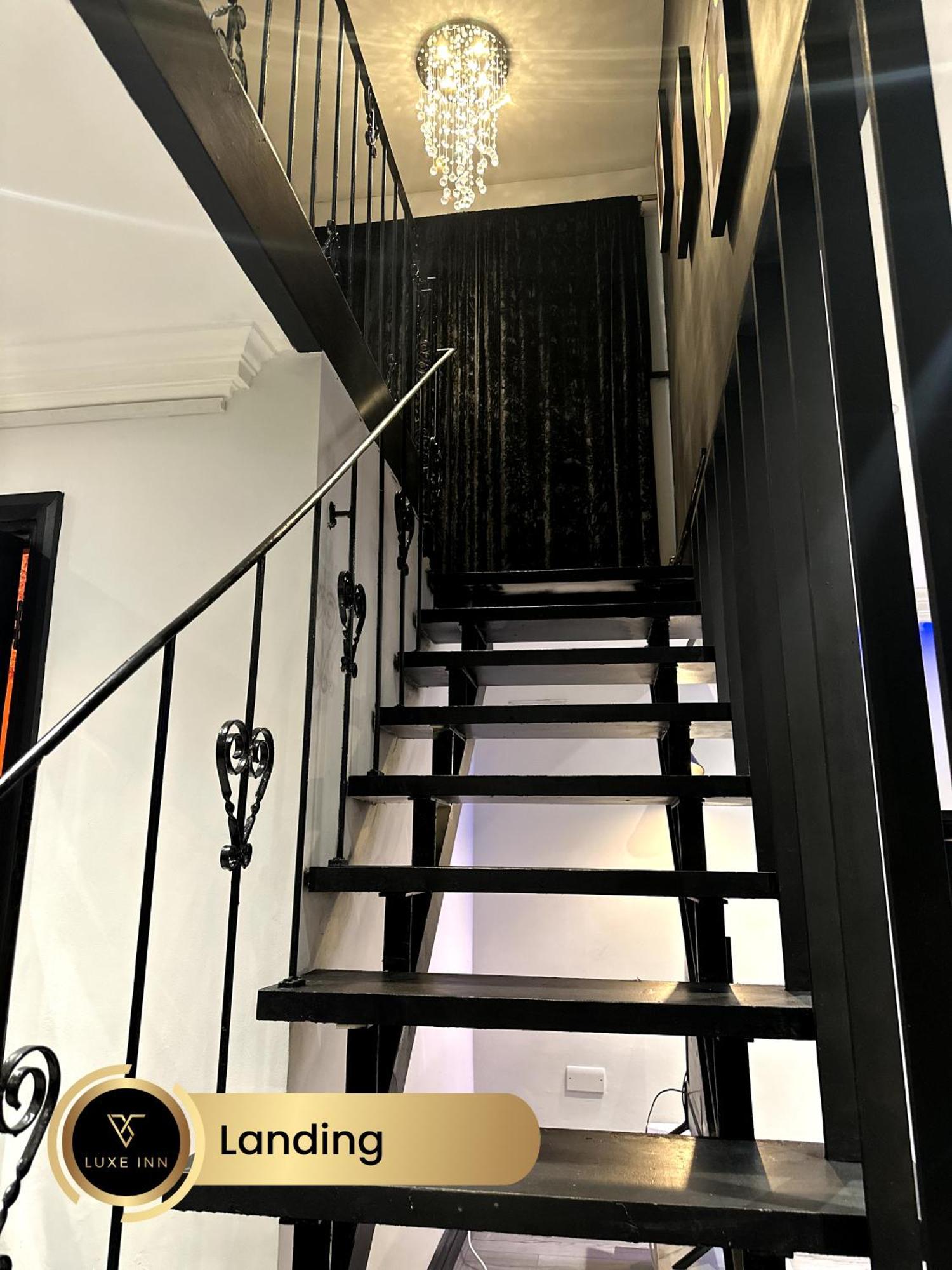 4 Bedroom House, Heathrow Airport, Luxe Inn Colnbrook ภายนอก รูปภาพ