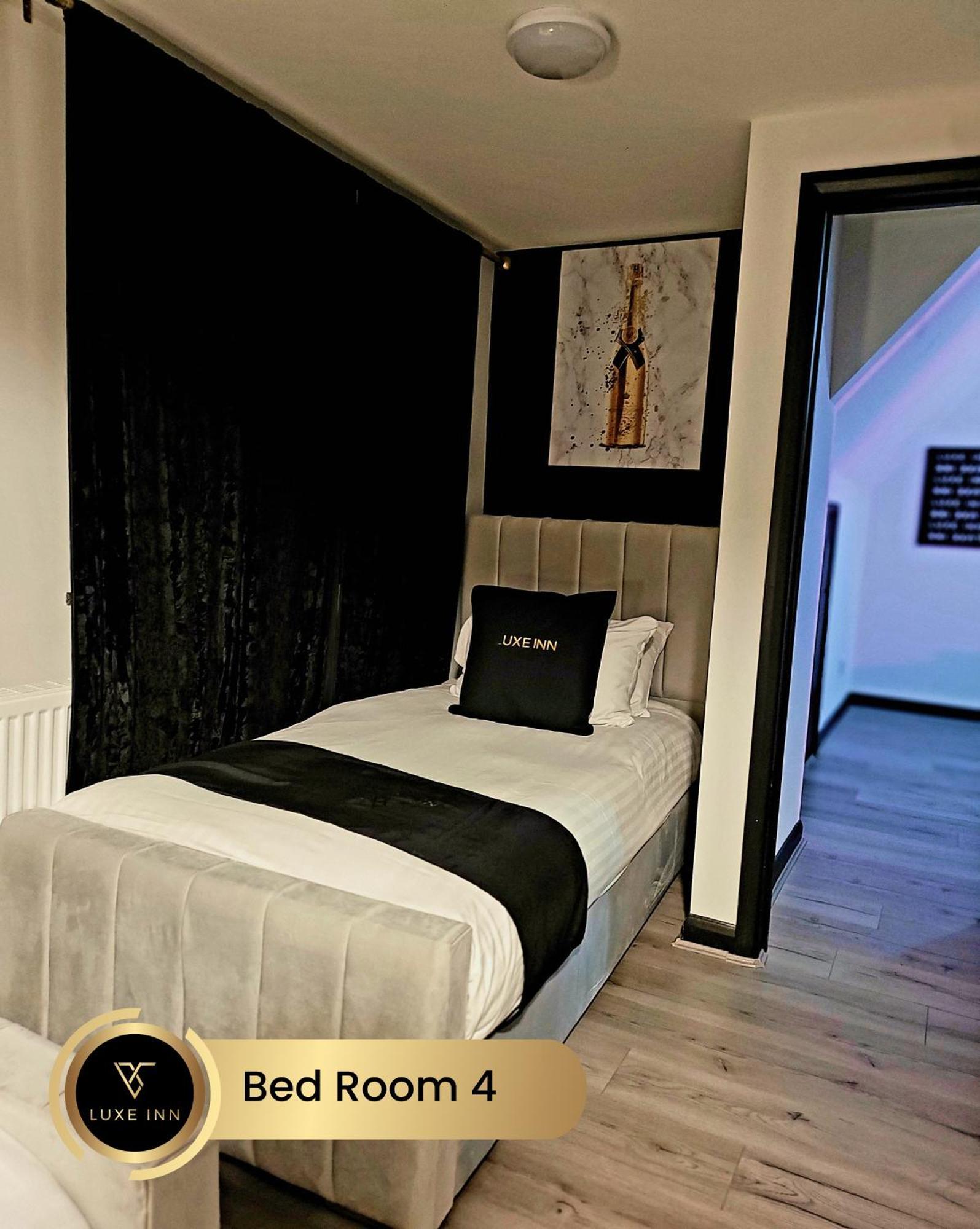 4 Bedroom House, Heathrow Airport, Luxe Inn Colnbrook ภายนอก รูปภาพ