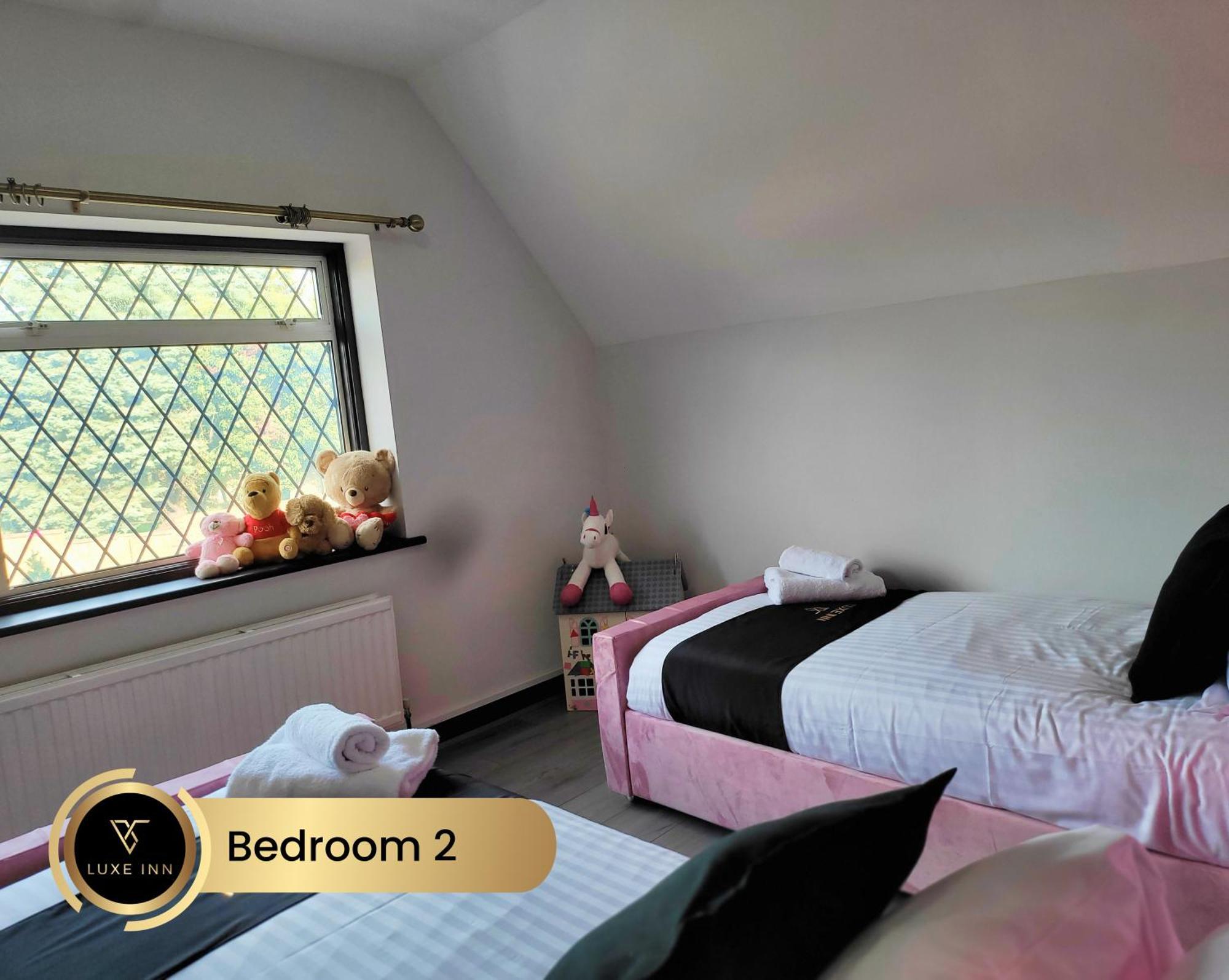 4 Bedroom House, Heathrow Airport, Luxe Inn Colnbrook ภายนอก รูปภาพ