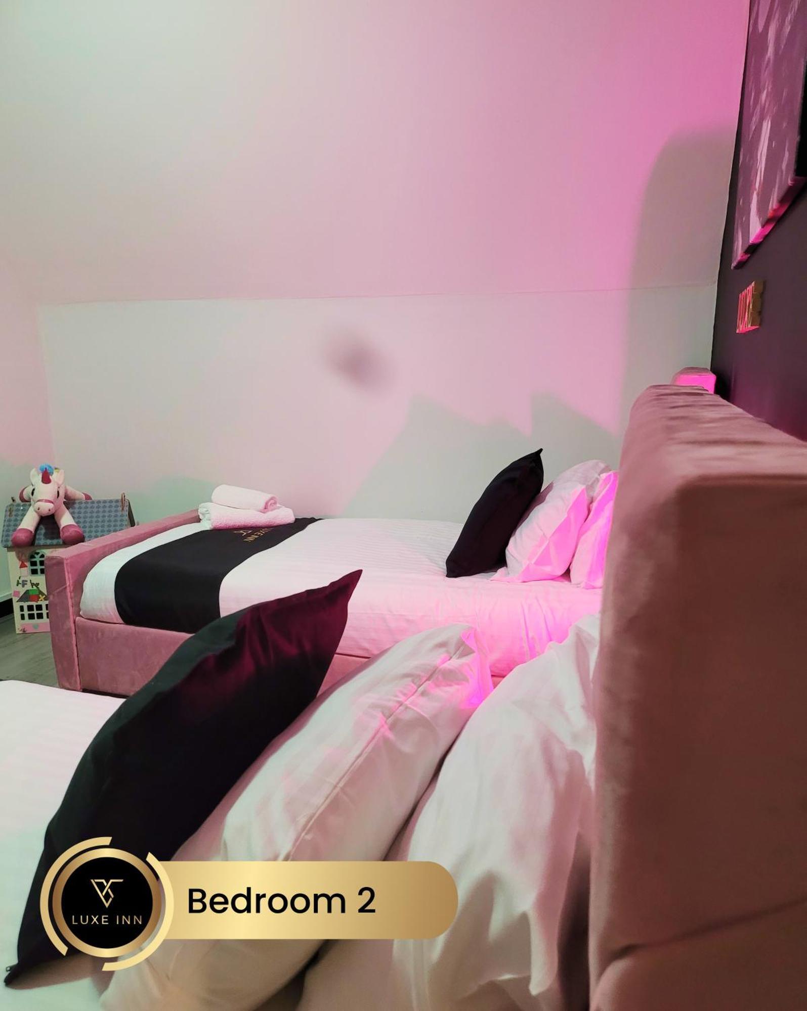 4 Bedroom House, Heathrow Airport, Luxe Inn Colnbrook ภายนอก รูปภาพ