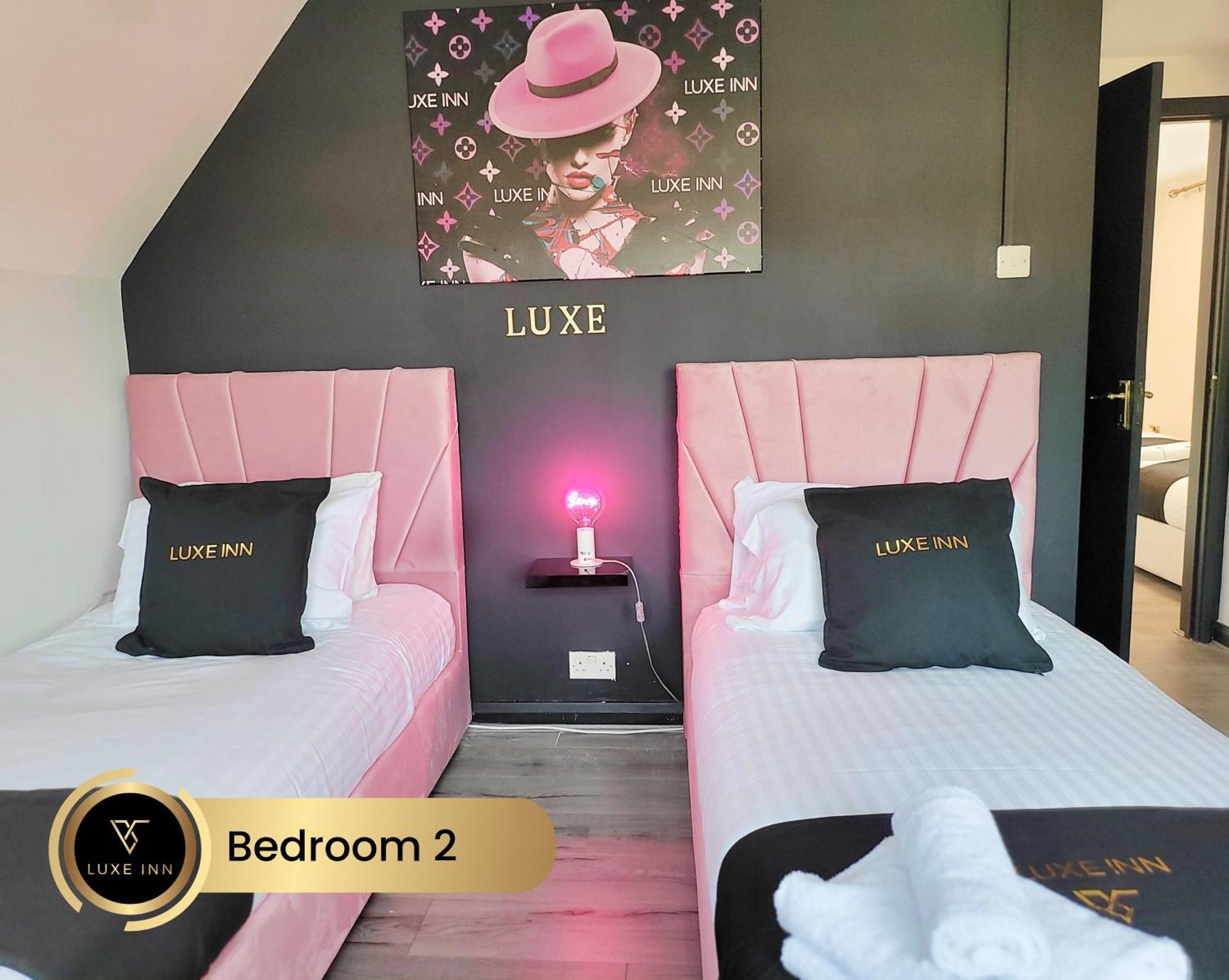 4 Bedroom House, Heathrow Airport, Luxe Inn Colnbrook ภายนอก รูปภาพ