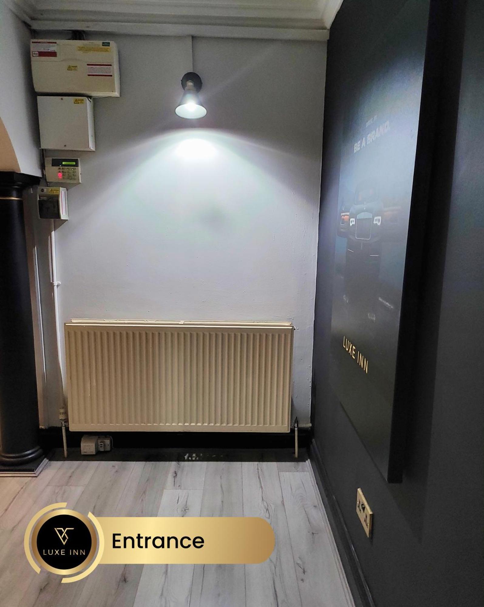 4 Bedroom House, Heathrow Airport, Luxe Inn Colnbrook ภายนอก รูปภาพ